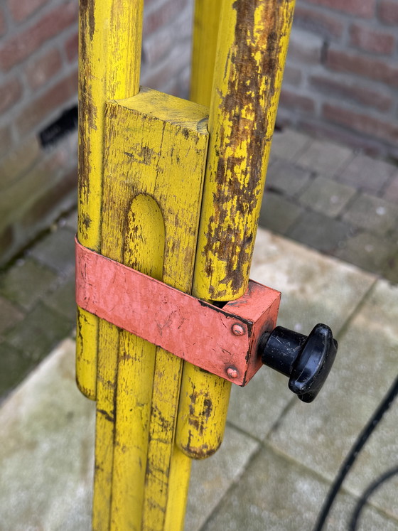 Image 1 of 💡 Lampadaire industriel chargé d'histoire | La précision suisse rencontre l'éclairage scénique néerlandais