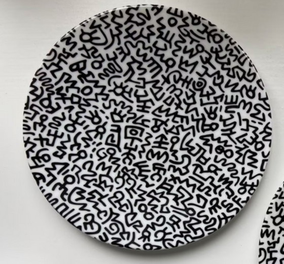 Image 1 of Keith Haring - Piatto da collezione in porcellana dipinta a mano nei colori bianco e nero (edizione limitata)