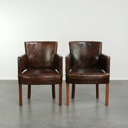 2x Chaises de salle à manger vintage en cuir de vachette avec des couleurs profondes et une assise confortable
