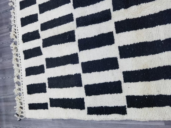 Image 1 of Tapis artisanal blanc-noir fait main 250cmx150cm 