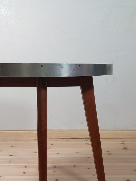 Image 1 of Vintage bijzettafel uit het midden van de vorige eeuw, van hout en metaal.