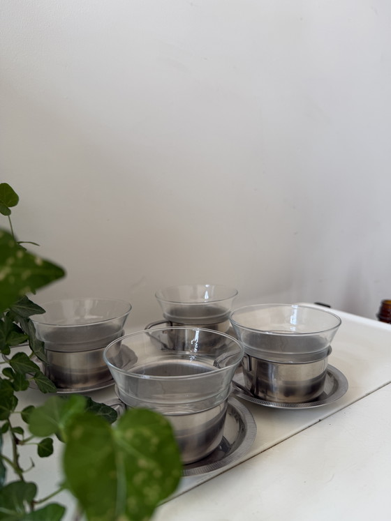 Image 1 of Juego de 4 vasos de té con soporte y platillos cromados.