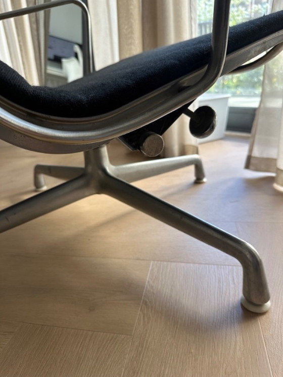 Image 1 of Taburete Herman Miller EA 124, de Charles y Ray Eames