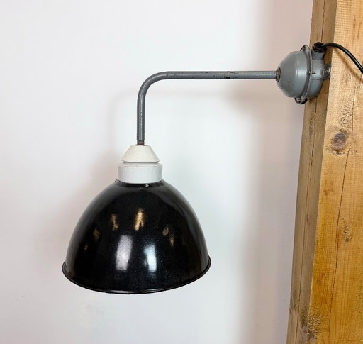 Industriële fabriekswandlamp met zwarte emaille kap, jaren 60