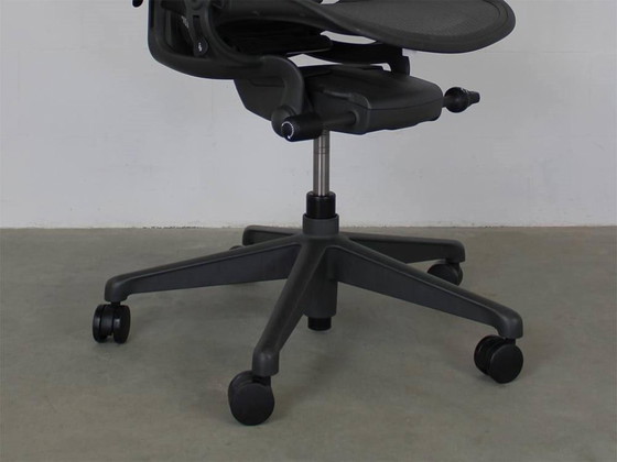Image 1 of Design rivisitato dell'Aeron C di Herman Miller, opera di Bill Stumpf.