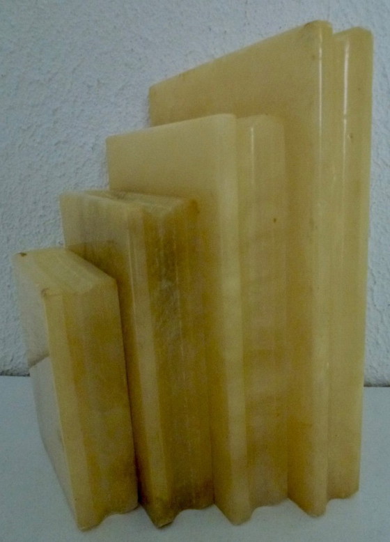 Image 1 of Buchstützen im Art-Deco-Stil, aus Marmor, in Form einer Bücherreihe.