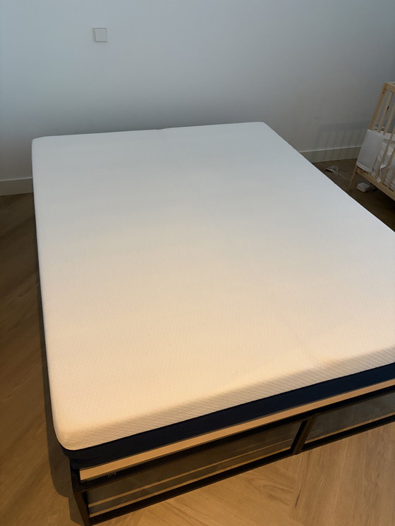 Image 1 of Cadre de lit en acier noir mat, matelas Matt Sleeps inclus (160 x 200 cm).