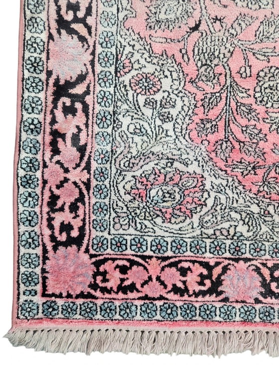 Image 1 of Handgeknüpfter orientalischer Seidenteppich aus Kaschmir mit rosa Blumenmuster, 125 x 186 cm