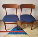 Par de sillas de comedor danesas de teca de mediados de siglo, fabricadas por Farstrup en la década de 1960.