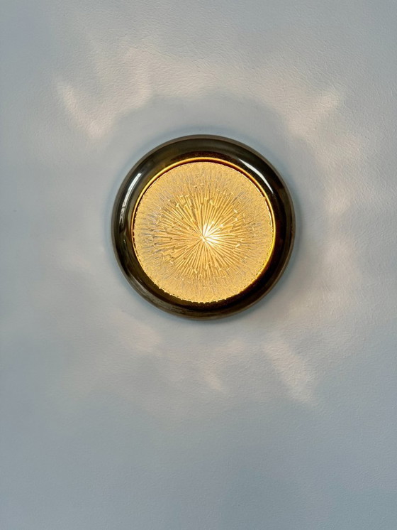 Image 1 of Coppia di applique da parete vintage, ottone e vetro convesso pressato modellato, Francia, 1960