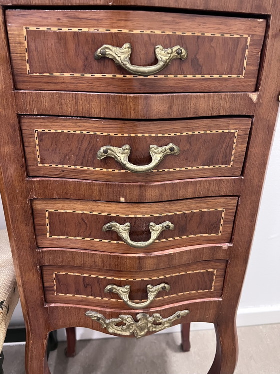 Image 1 of Elegante Franse bijzettafels met vier laden van verguld brons | Commode met lades