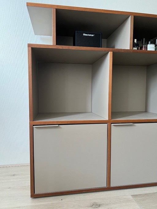 Étagère/Buffet Tylko, finition grise et noyer.