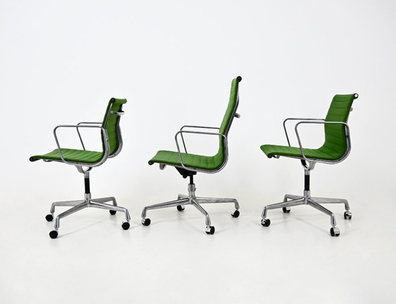 Sedie da ufficio di Charles & Ray Eames per Herman Miller, anni '70, set di 3, Tessile, Alluminio, Verde (foto 6 di 11)