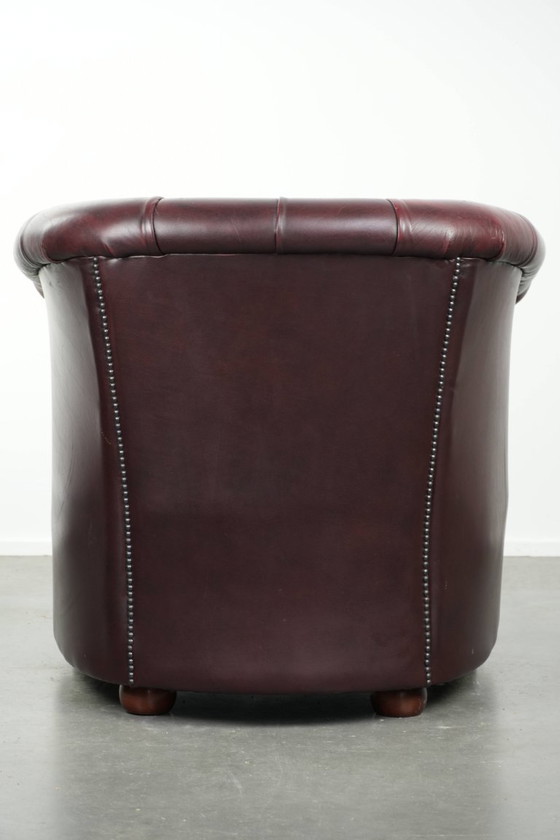 Prachtige rundleren chesterfield clubfauteuil in een schitterende rode kleur in klassieke Engelse stijl (photo 4 of 13)