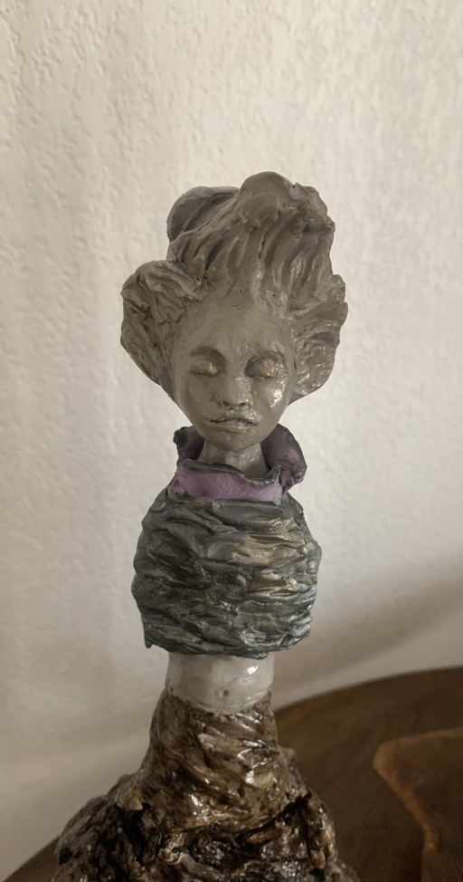 Gemaakt door een vrouw, met behulp van aarde en drijfhout.
