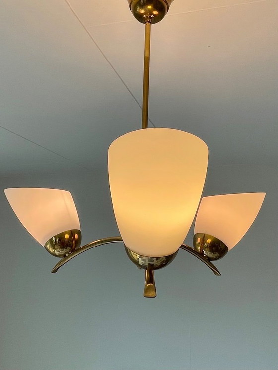 Image 1 of Mid-Century Kronleuchter aus Teak & Messing mit Schirmen aus Milchglas