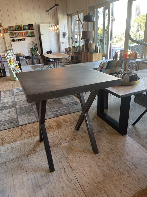 Tavolo da bar o tavolo per stare in piedi in cemento.