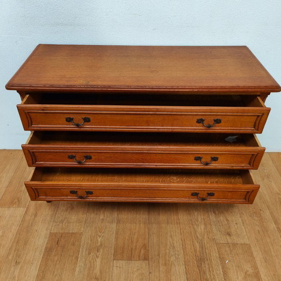Image 1 of Vintage houten Queen Ann ladekastje dressoir ladekast