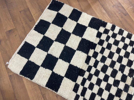 Alfombra bereber tradicional tejida a mano, tamaño 140 x 260 cm.