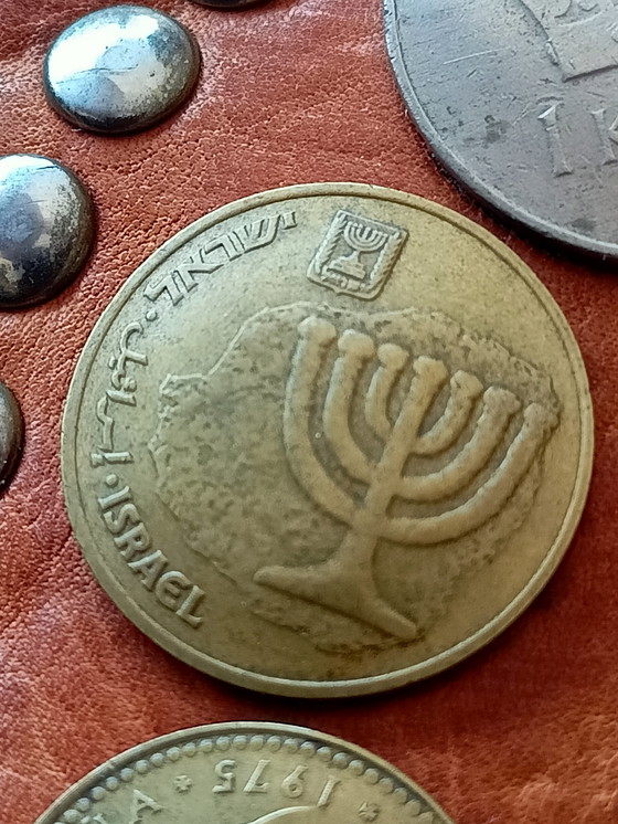 Image 1 of Borsa a tracolla in pelle vintage decorata con vecchie monete