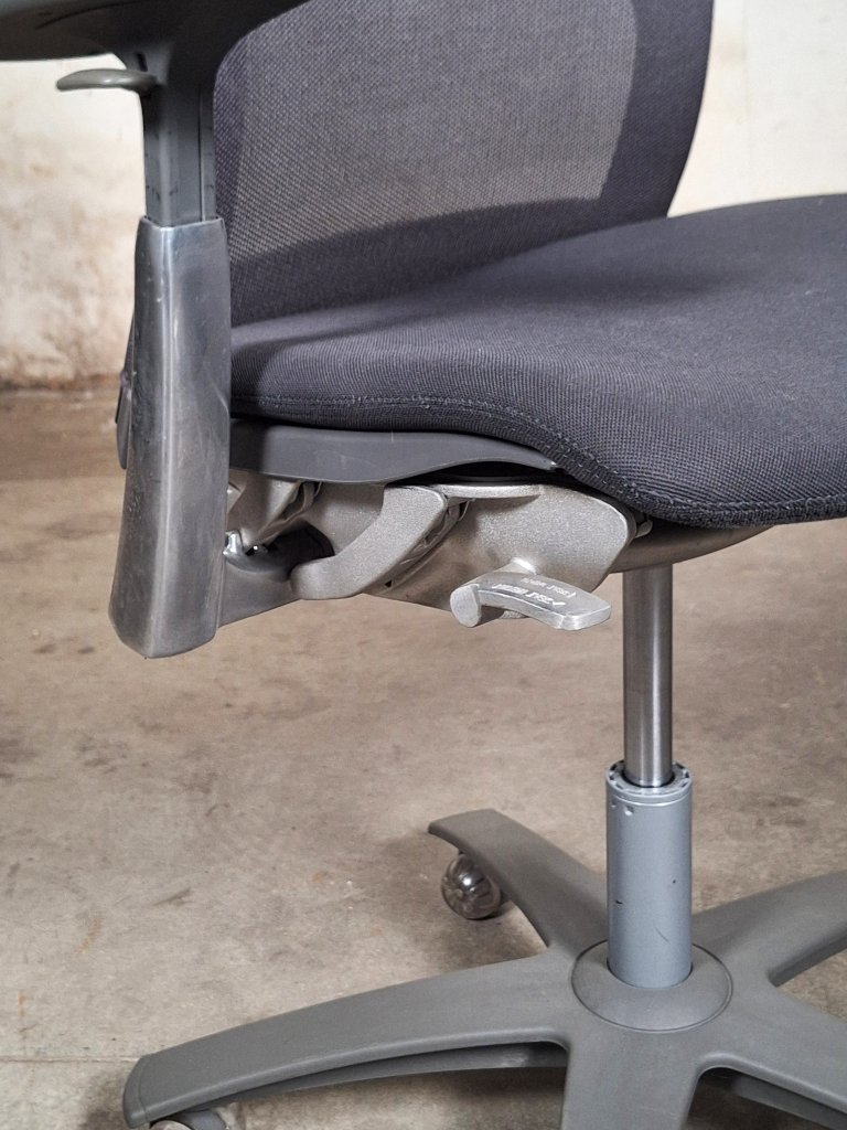 Knoll adjustable ergonomic office chair with mesh back | €520
