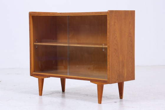 Image 1 of Cassettiera vintage con ante in vetro anni '60 | Armadio da corridoio di metà secolo | Legno retrò anni '70 #06-18