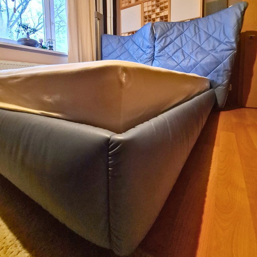 Poltrona Frau LELIT Bed van Paola Navone – Pelle Frau® Leer – tweepersoonsbedden, Leather (photo 2 of 7)