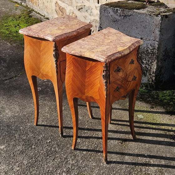 Image 1 of Set van 2 Franse vintage marqueterie nachtkastjes - Marmeren en houten nachtkastjes - Louis XV-stijl - jaren 70