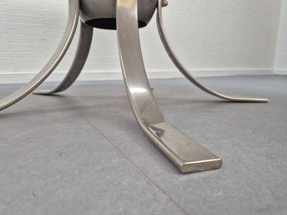 Image 1 of Table basse « Sputnik ». Table vintage en verre fumé avec finitions chromées.