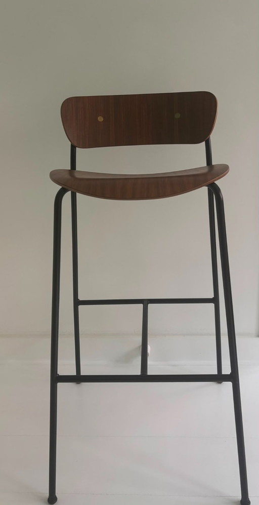 1 hoge kruk &tradition Pavilion bar chair walnut seat/ back black base en brass fittings AV9RRP