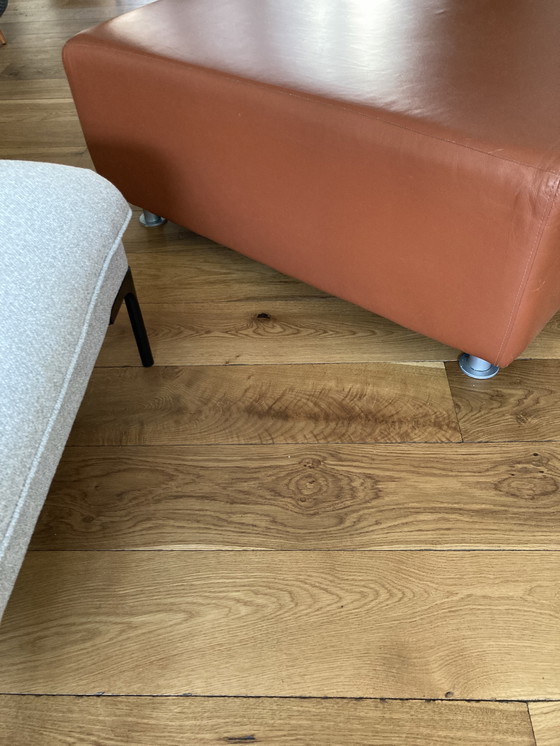 Image 1 of grande poggiapiedi in pelle rosso-marrone 104x104x43(h)