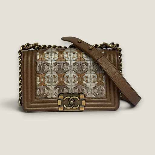 Chanel petit sac Boy à rabat en agneau matelassé métallique avec CC entrelacés