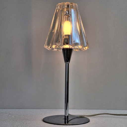 Lámpara de mesa diseñada por Cristian Cubiña para Almalight