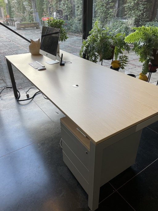 Modern bureau/directietafel en bijpassend ladekastje met licht eiken blad 