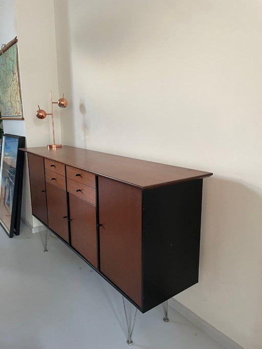 Denka dressoir | Deens ontwerp jaren '70 | teakfijner | haarspeld benen