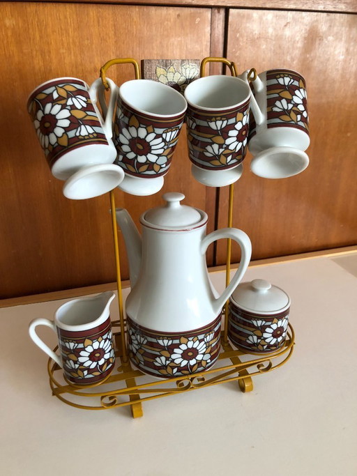 Vintage retro theeservies flower power jaren 60 waarschijnlijk van het merk Enesco aan bijbehorend metalen rek hoogte 32 b 28 d 