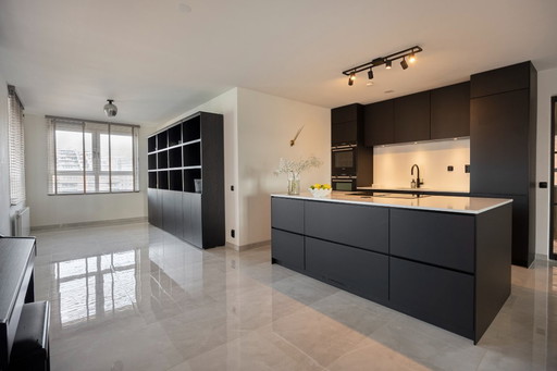 Ensemble de 4 modules comprenant un meuble mural/séparateur de pièce au design noir luxueux