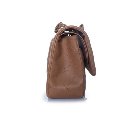 Image 1 of Bolso Chanel Jumbo de piel acolchada en color caramelo.