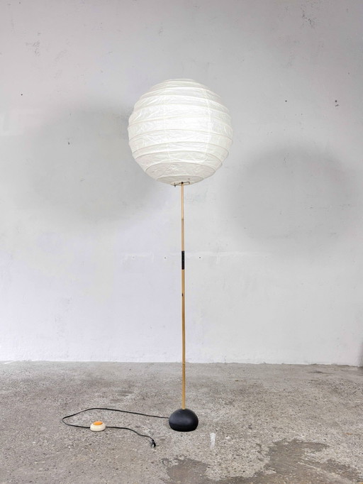 Lampadaire Akari bb3 55d conçu par Isamu Noguchi