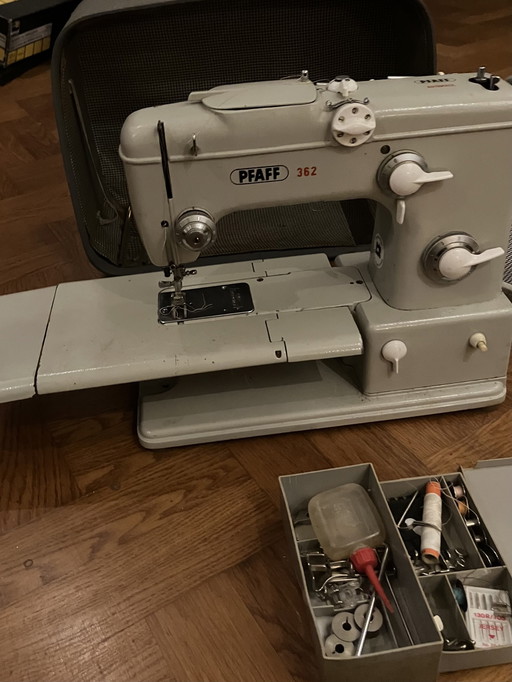 Pfaff 362 industriële naaimachine. Werkt perfect en compleet met pedaal, boekjes en koffer