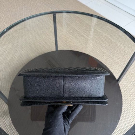 Image 1 of Chanel Boy Medium - Caviar 25CM generfd kalfsleer met chevronpatroon in zwart met gouden hardware