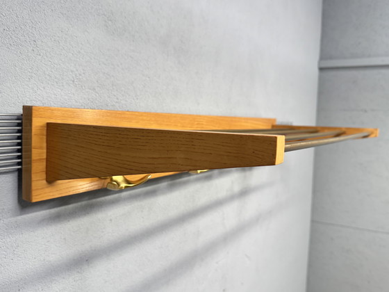 Image 1 of Appendiabiti vintage di metà secolo: legno e ottone, design senza tempo