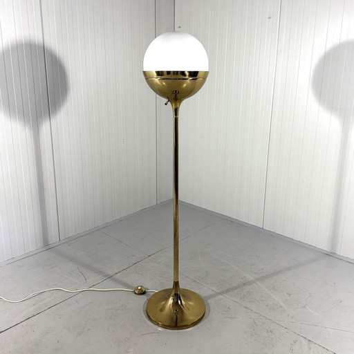 Vereinigte Werkstätten München Lampadaire Globe en laiton et verre 1960s