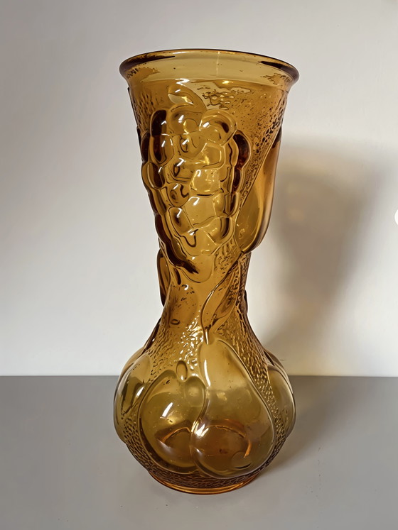 Image 1 of Jarrón italiano antiguo de Empoli, de cristal prensado color ámbar con relieve de motivos frutales.