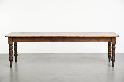 Large antique 19th-century English farmhouse dining table for 8 to 10 people, made of pinewood with a timeless appearance.