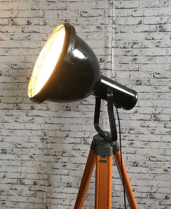 Image 1 of Faretto vintage in smalto nero su treppiede in legno, anni '50