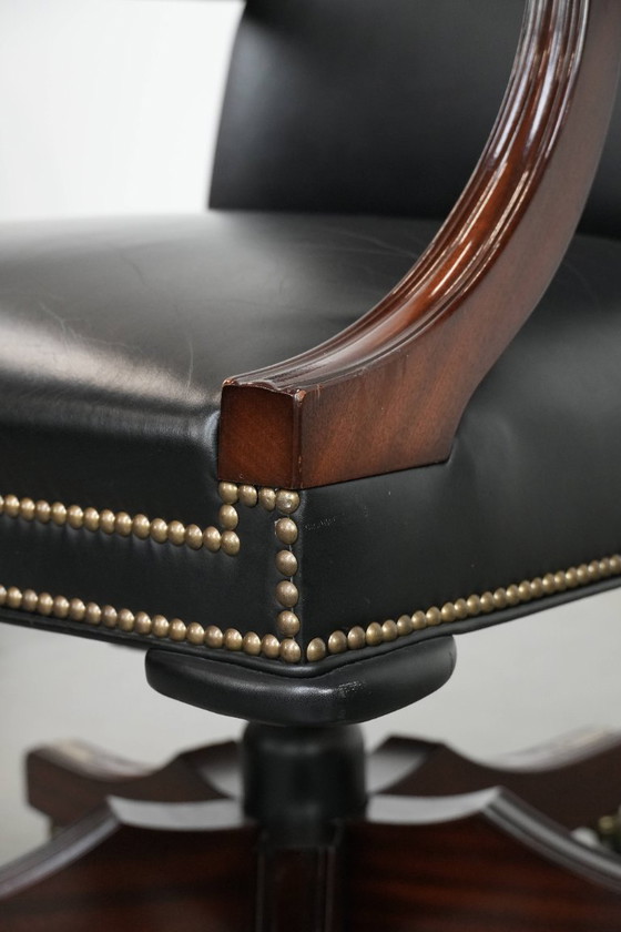 Image 1 of Zwarte rundleren en houten chesterfield bureaustoel in Engelse stijl op wieltjes