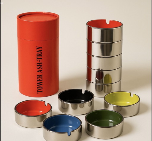 cendriers empilables "Tower Ash-Tray" conçu par Isamu Kenmochi dans les années 1970.  Design emblématiqu