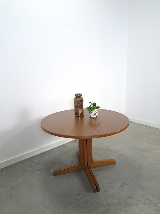 Image 1 of Round extendable dining table Thonet