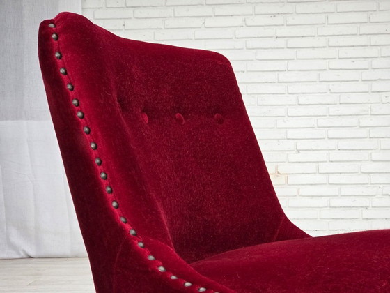 Image 1 of Fauteuil danois des années 1960, revêtement d'origine en velours rouge, pieds en bois de hêtre.